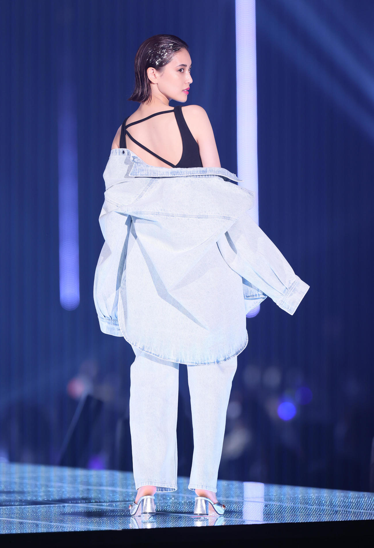 大胆に背中の開いた衣装を披露する藤井夏恋（撮影・足立雅史）