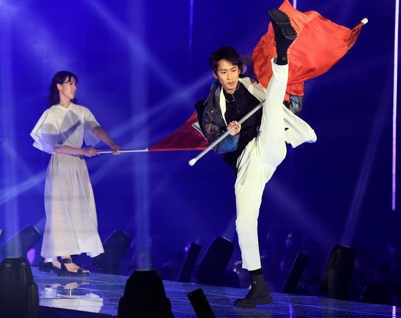 大フラッグを操りながらジャンプする中丸雄一（右）（撮影・浅見桂子）