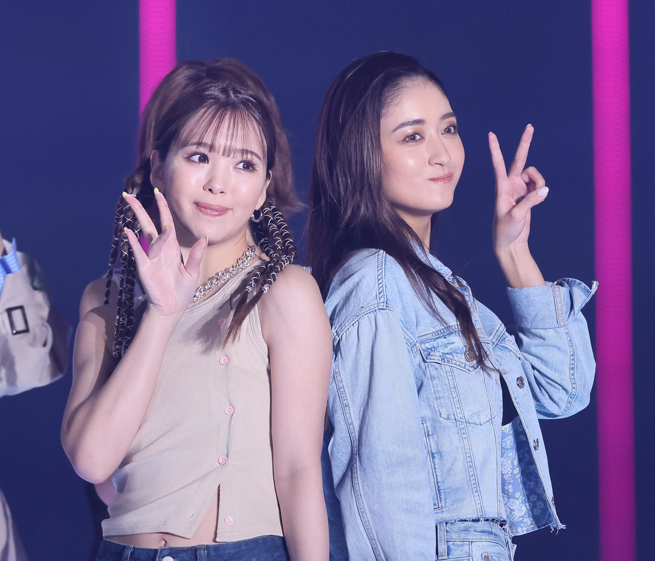 フィナーレでポーズを見せる藤田ニコル（左）と池田美優（撮影・足立雅史）