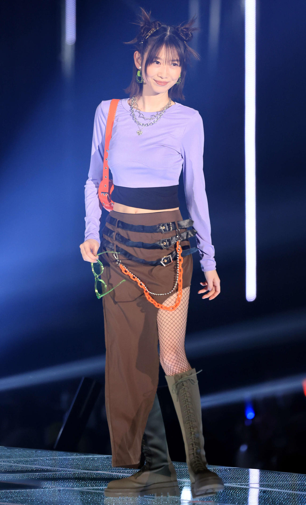 ランウェイでポーズを決める岡本夏美（撮影・浅見桂子）