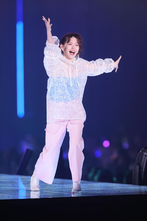 元気にステージに登場した鈴木愛理（撮影・足立雅史）