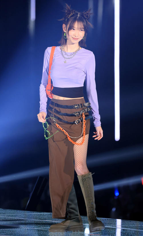 ランウェイでポーズを決める岡本夏美（撮影・浅見桂子）