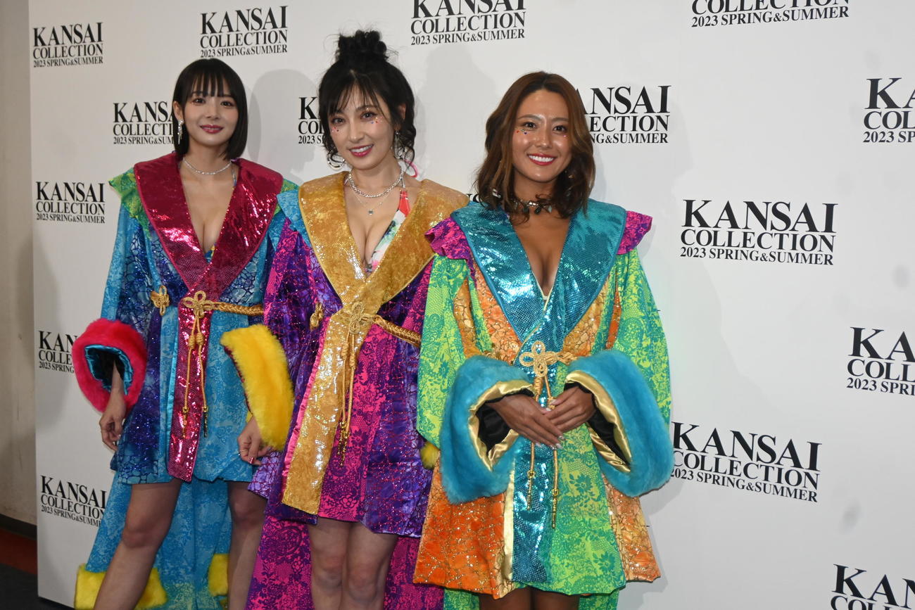 出演後、サーカスのモチーフにしたコートを着て取材に応じる左から岡田紗佳、熊田曜子、白波瀬海来（撮影・松浦隆司）