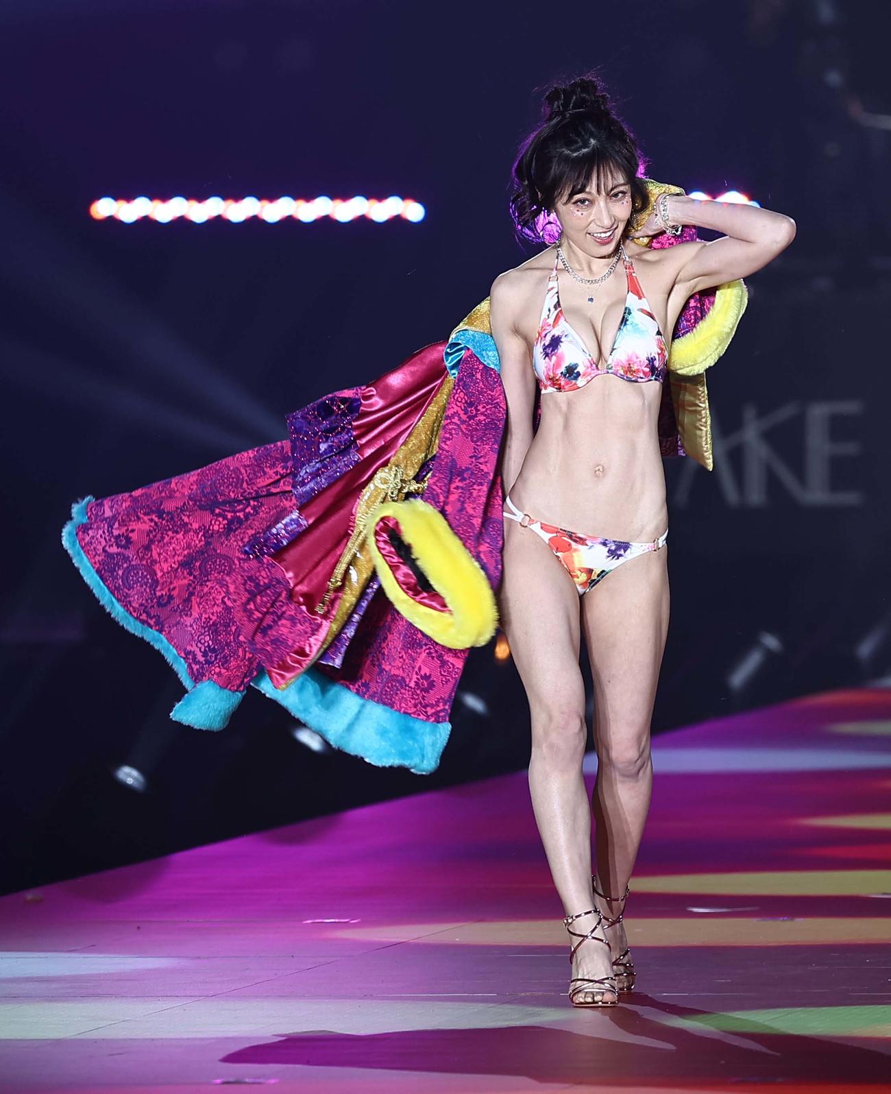 ランウェイを歩く熊田曜子（撮影・上田博志）
