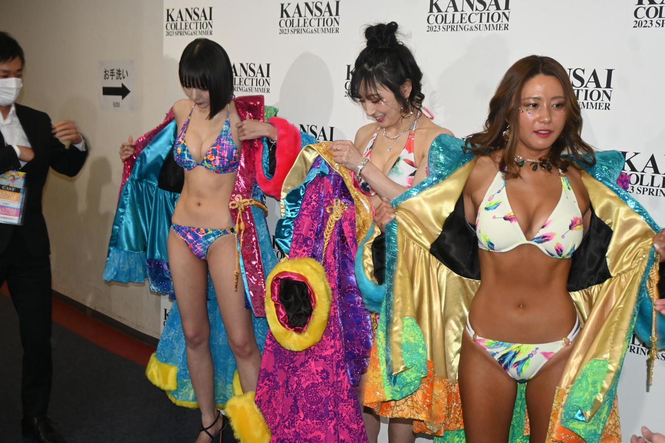 出演後、サーカスのモチーフにしたコートを脱ぐ左から岡田紗佳、熊田曜子、白波瀬海来（撮影・松浦隆司）