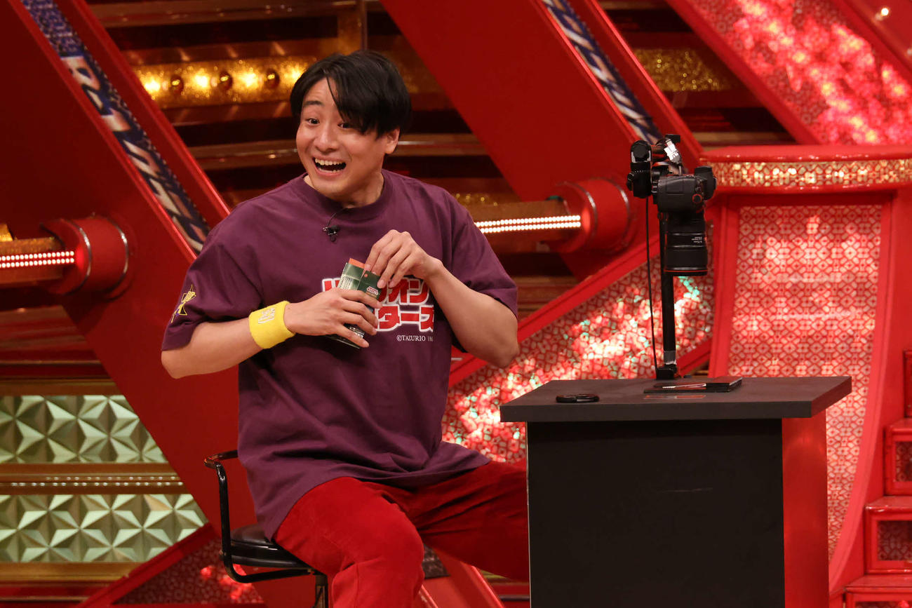 「R－1グランプリ2023」の決勝でネタ披露する田津原理音