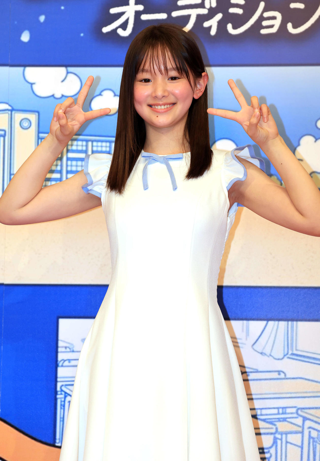 「ホリプロスカウトキャラバン」グランプリのお披露目会で登壇した小田愛結は笑顔でダブルピース（撮影・浅見桂子）