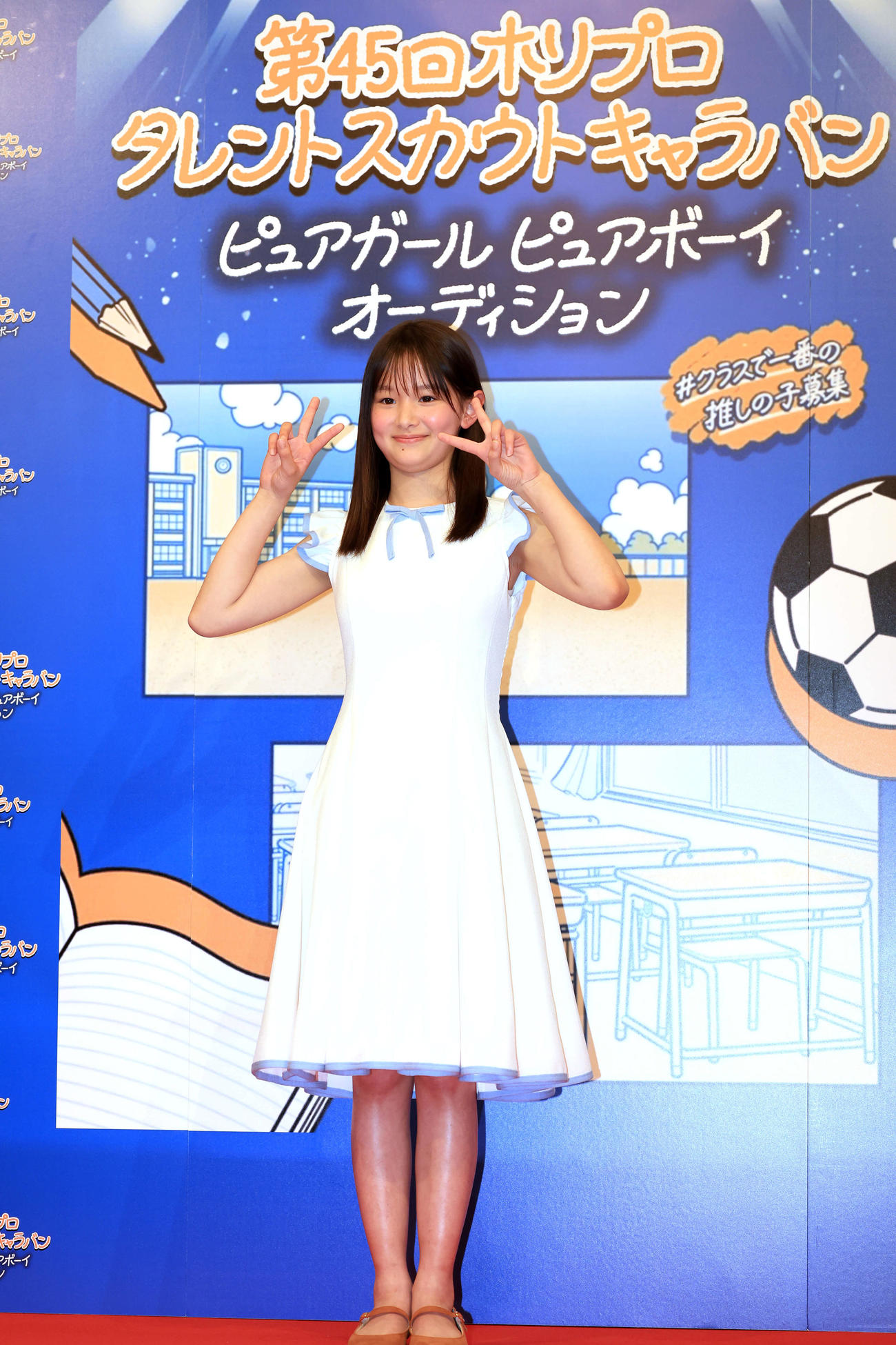 「ホリプロスカウトキャラバン」グランプリのお披露目会で登壇した小田愛結は笑顔でダブルピース（撮影・浅見桂子）