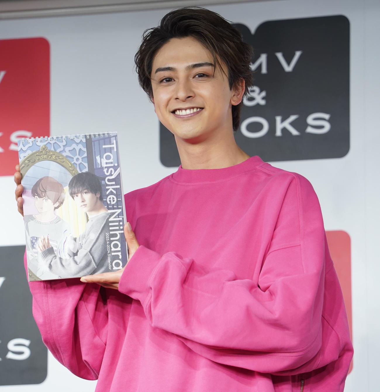 カレンダー発売イベントを行った新原泰佑（撮影・佐藤勝亮）