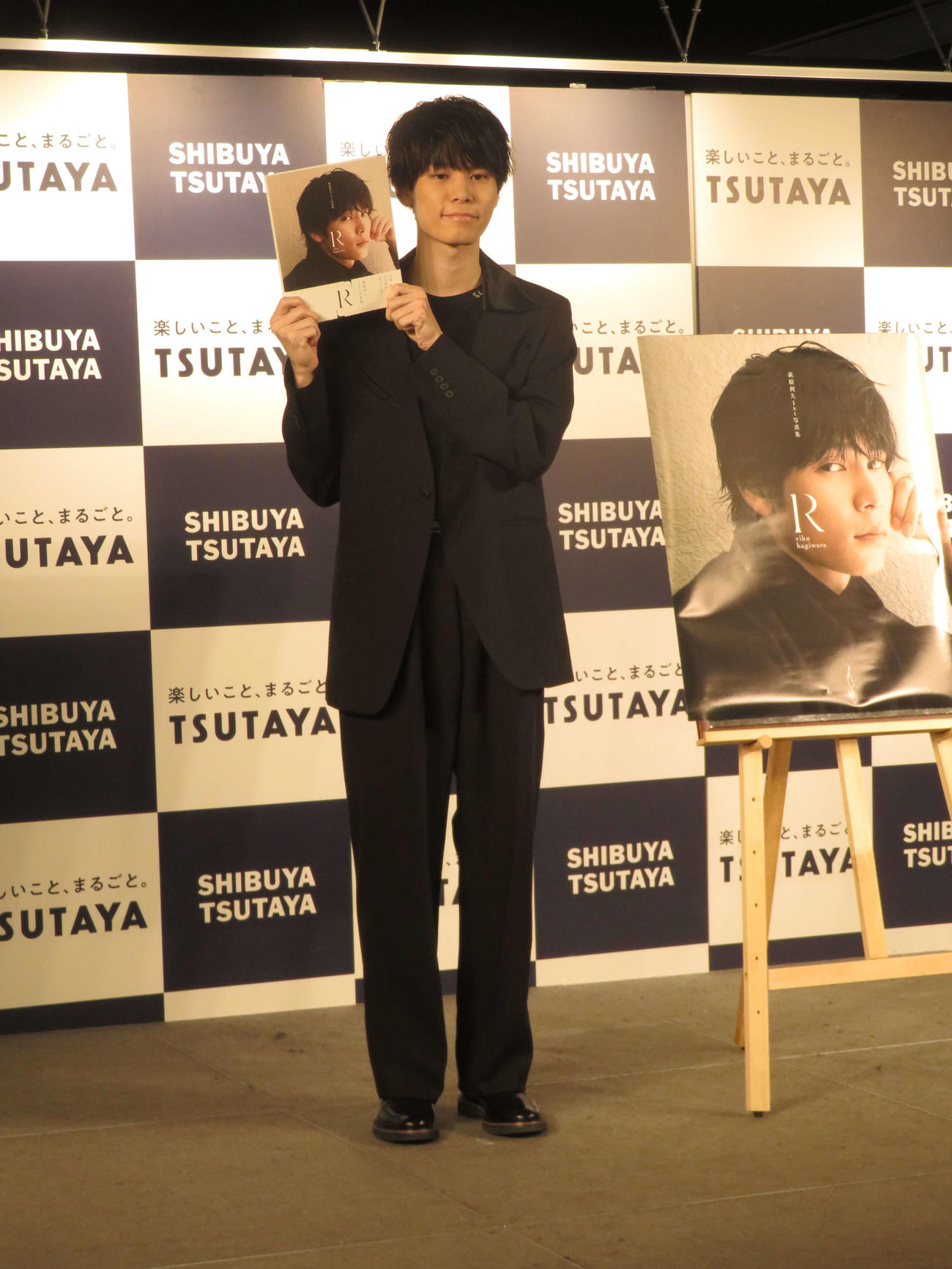 写真集発売記念お渡し会を開催した萩原利久（撮影・横山慧）