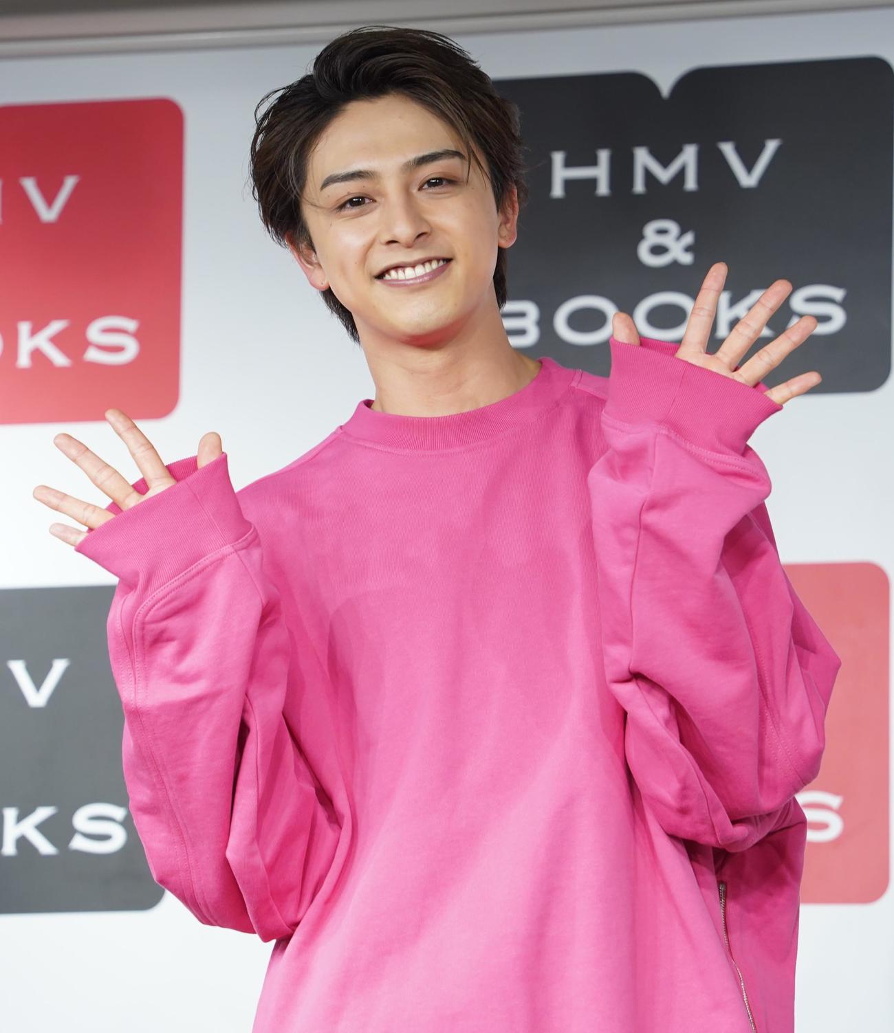 カレンダー発売イベントを行った新原泰佑（撮影・佐藤勝亮）