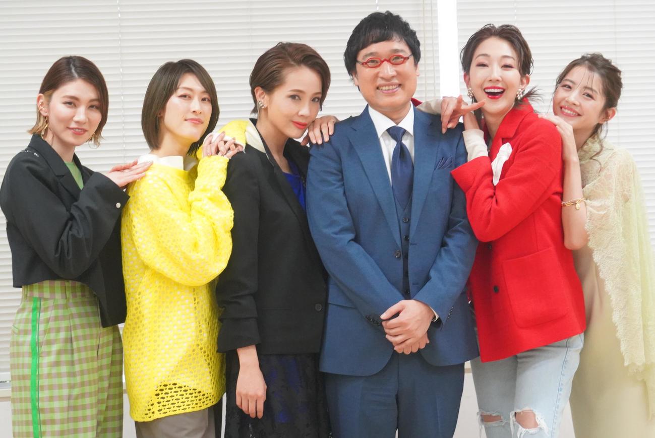 スカパー！のレギュラー番組「山里亮太の宝塚男子になってもいいですか？」のイベントに出席した、左から天寿光希、如月蓮、壱城あずさ、山里亮太、紅ゆずる、綺咲愛里（撮影・佐藤成）