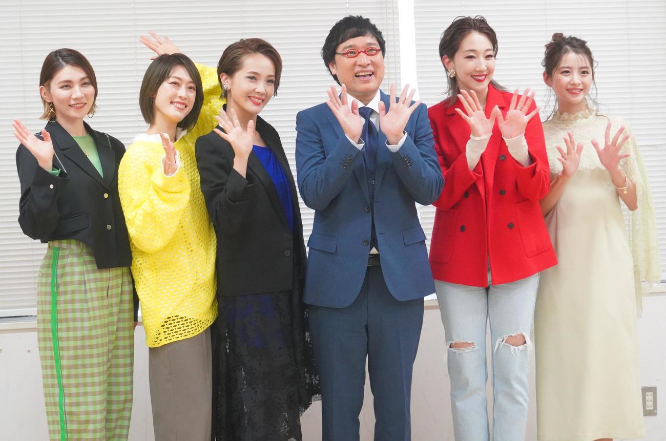 スカパー！のレギュラー番組「山里亮太の宝塚男子になってもいいですか？」のイベントに出席した、左から天寿光希、如月蓮、壱城あずさ、山里亮太、紅ゆずる、綺咲愛里（撮影・佐藤成）