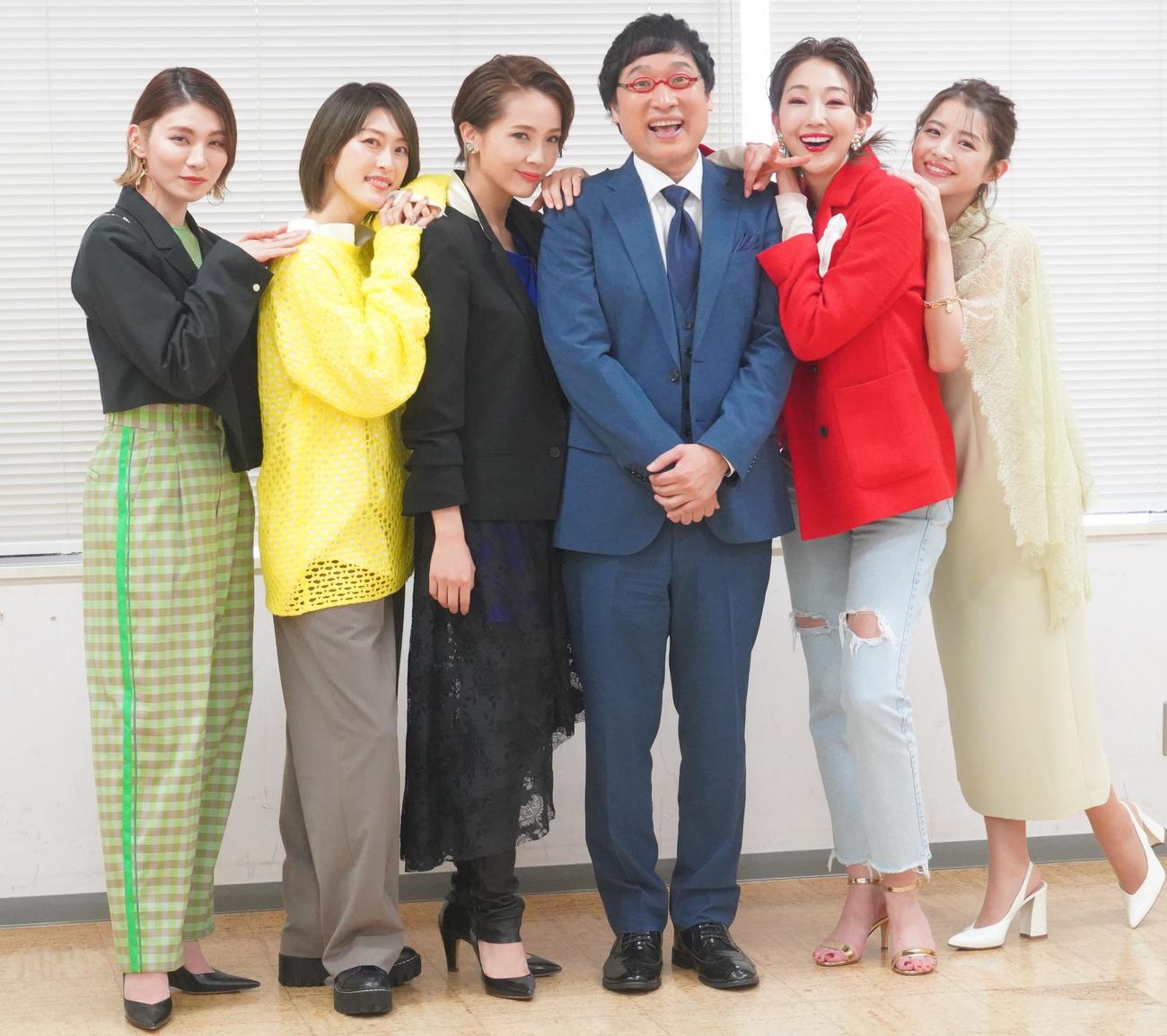 スカパー！のレギュラー番組「山里亮太の宝塚男子になってもいいですか？」のイベントに出席した、左から天寿光希、如月蓮、壱城あずさ、山里亮太、紅ゆずる、綺咲愛里（撮影・佐藤成）