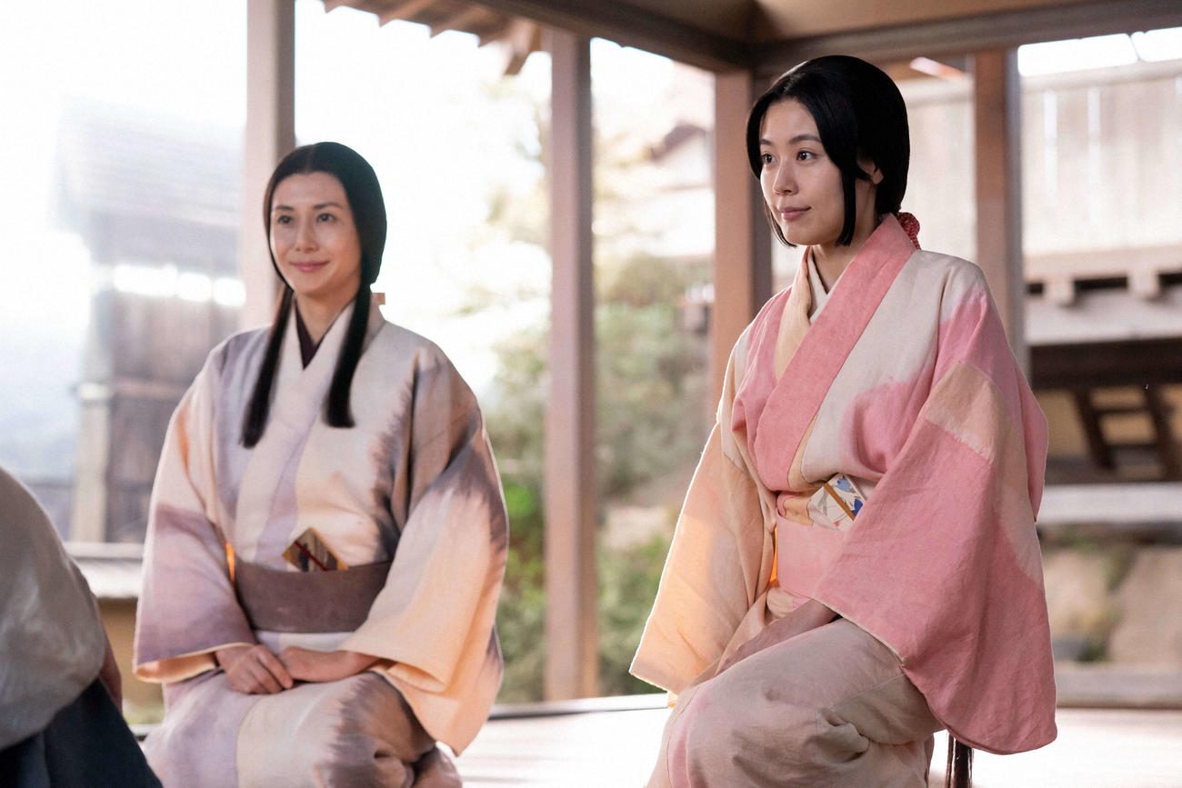 家康に側室をもつよう勧める於大（松嶋菜々子）と瀬名（有村架純）