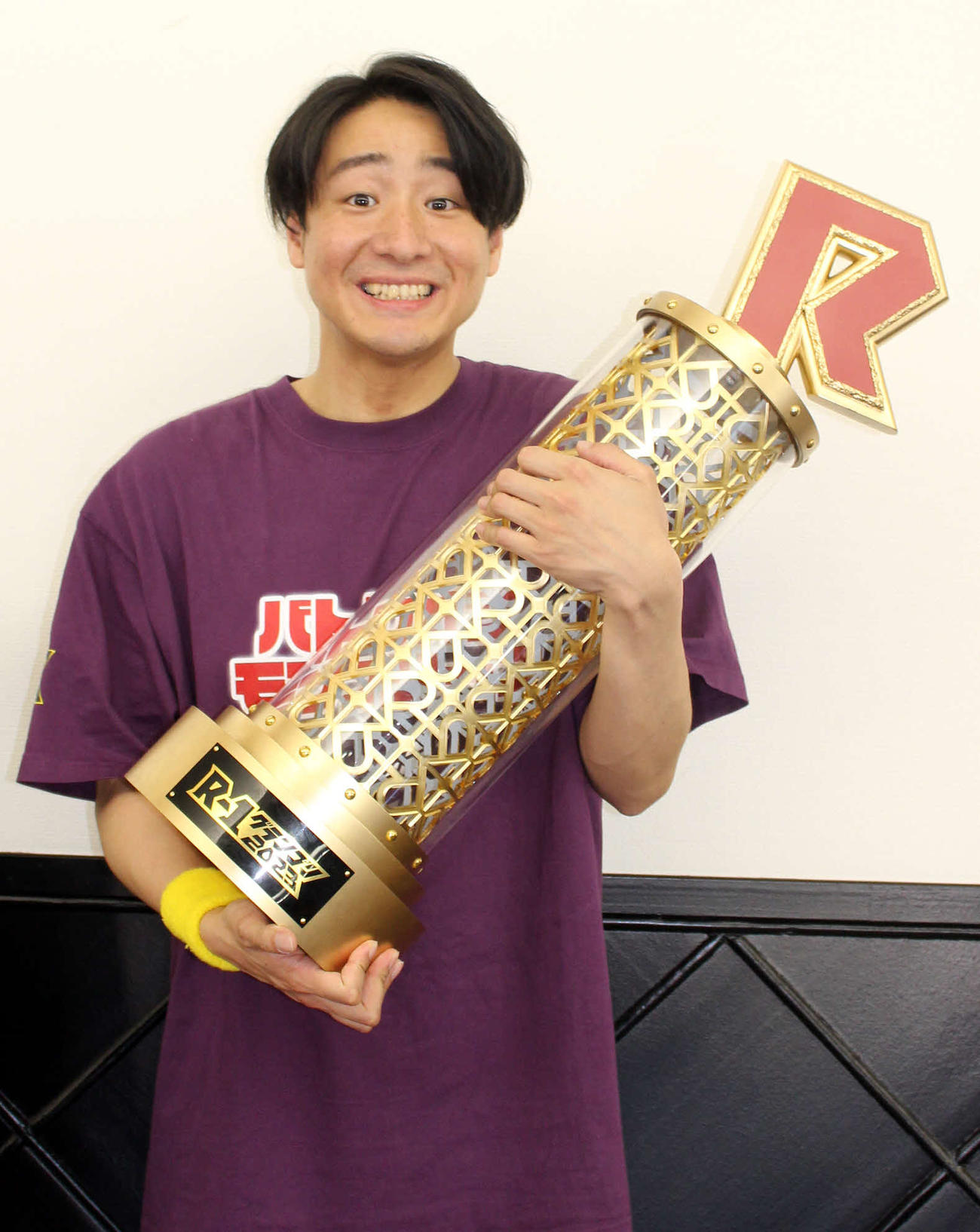 R－1グランプリの優勝トロフィーを手に喜びを語る田津原理音