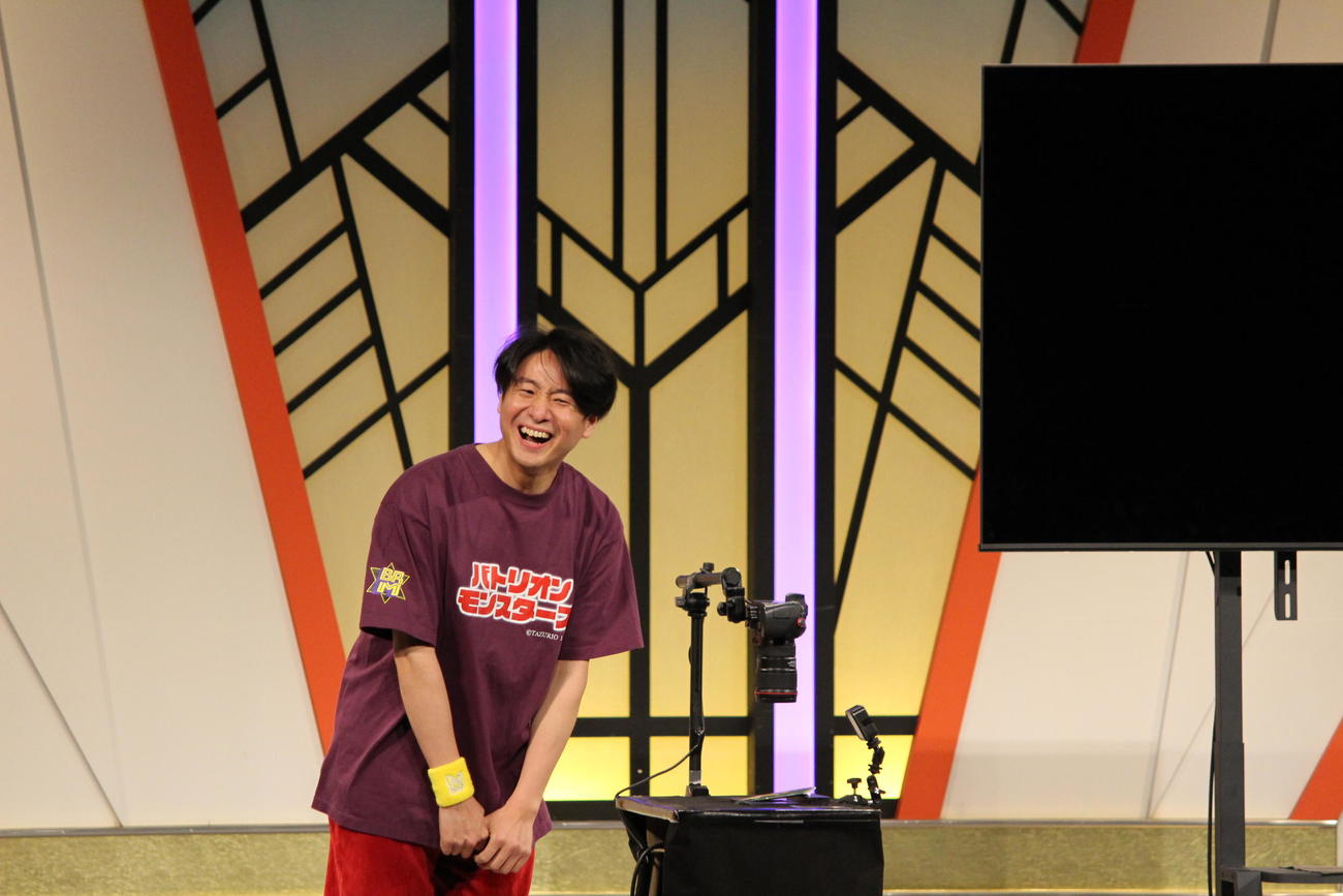 ホームのよしもと漫才劇場でファンの拍手に迎えられた田津原理音