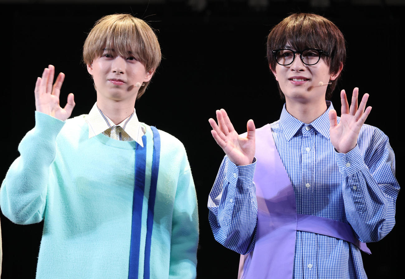 舞台「ルーザーヴィル」初日前会見を行った井上瑞稀（左）と本高克樹（撮影・中島郁夫）