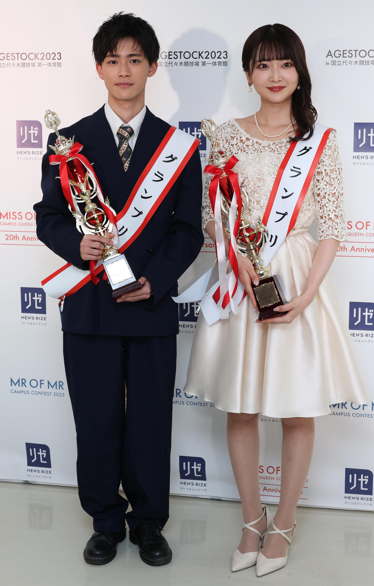 「MR OF MR CAMPUS CONTEST 2023」グランプリに輝いた青学大・佐々木崇仁さん（左）と「MISS OF MISS CAMPUS QUREEN CONTEST 2023」グランプリに輝いた龍谷大・宮本李菜さん（撮影・中島郁夫）