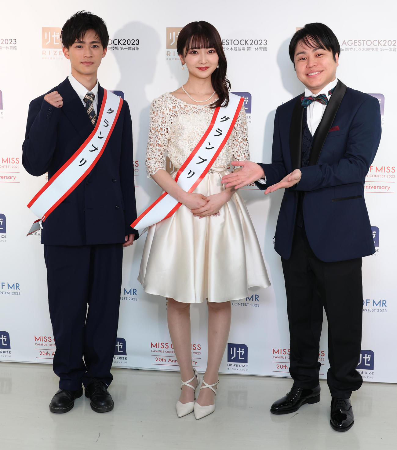 左から「MR OF MR CAMPUS CONTEST 2023」グランプリに輝いた青学大・佐々木崇仁さん、「MISS OF MISS CAMPUS QUREEN CONTEST 2023」グランプリに輝いた龍谷大・宮本李菜さん、MCのNON STYLE井上裕介（撮影・中島郁夫）