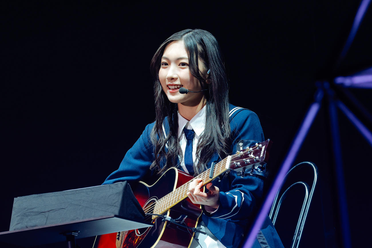 初の単独イベント「おもてなし会」を開催した櫻坂46三期生。ギターを披露する谷口愛季　撮影・上山陽介氏