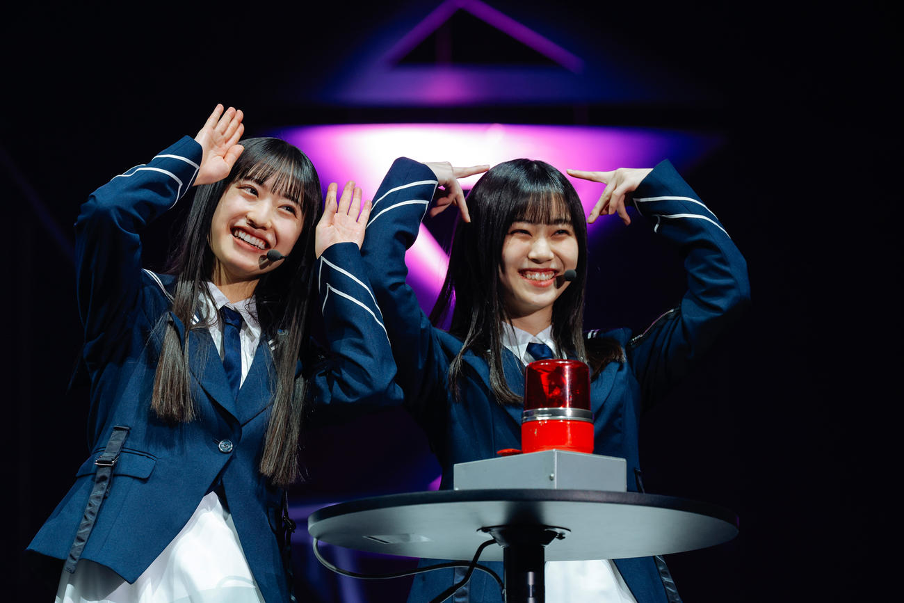 初の単独イベント「おもてなし会」を開催した櫻坂46の三期生。左から村井優、山下瞳月　撮影・上山陽介氏