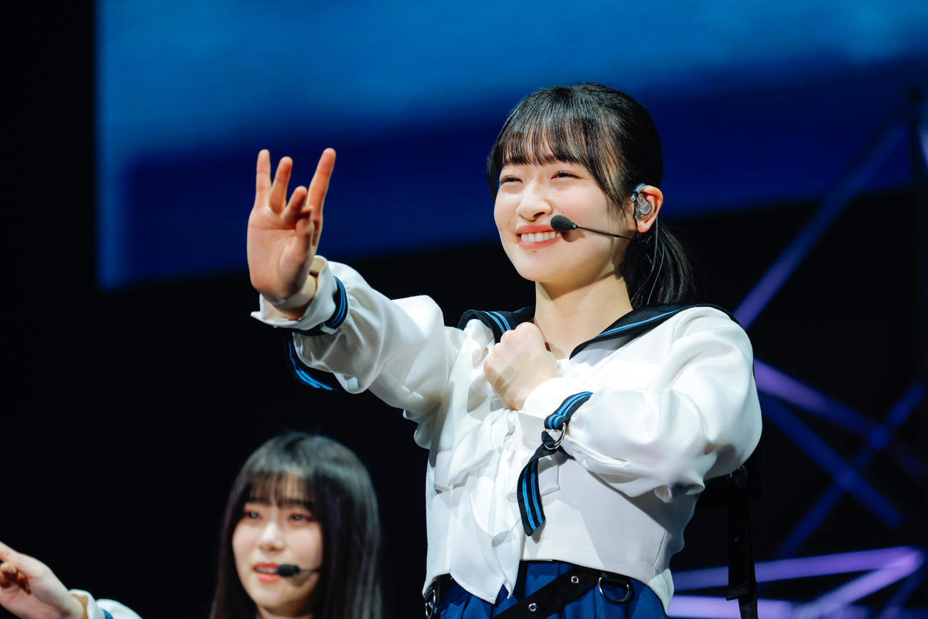 初の単独イベント「おもてなし会」を開催した櫻坂46の三期生。パフォーマンスする小島凪紗　撮影・上山陽介氏