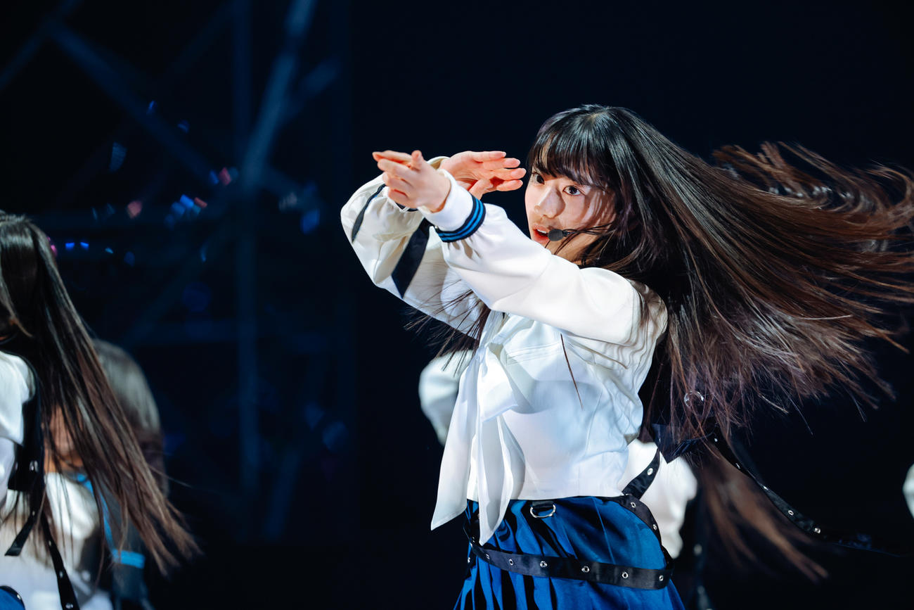 初の単独イベント「おもてなし会」を開催した櫻坂46の三期生。パフォーマンスする村井優　撮影・上山陽介氏