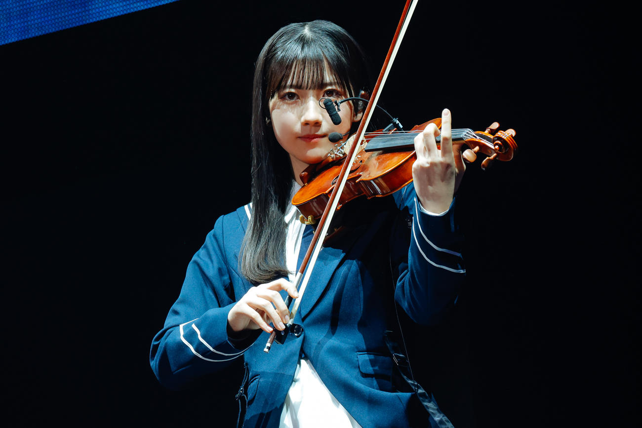 初の単独イベント「おもてなし会」を開催した櫻坂46三期生。バイオリンを披露する小田倉麗奈　撮影・上山陽介氏