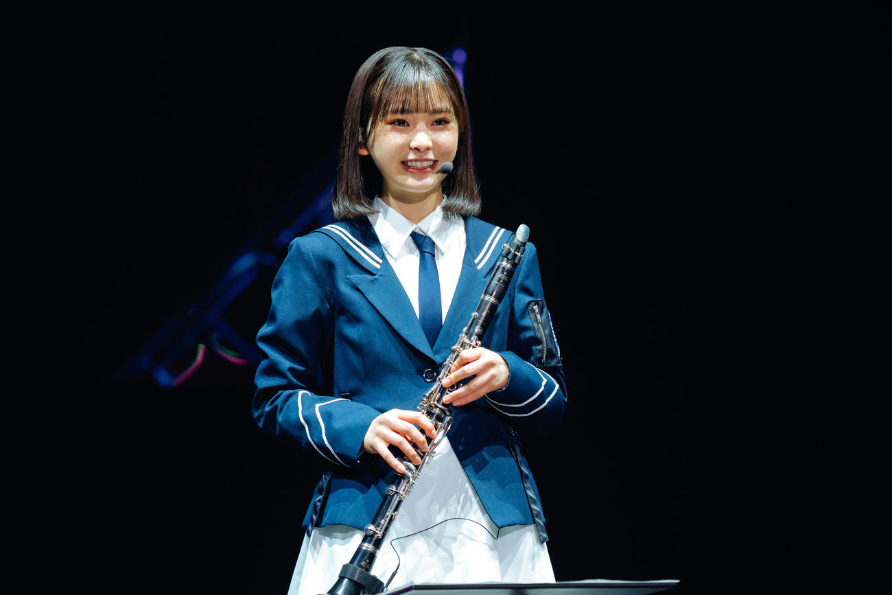 初の単独イベント「おもてなし会」を開催した櫻坂46三期生。クラリネットを披露する遠藤理子　撮影・上山陽介氏