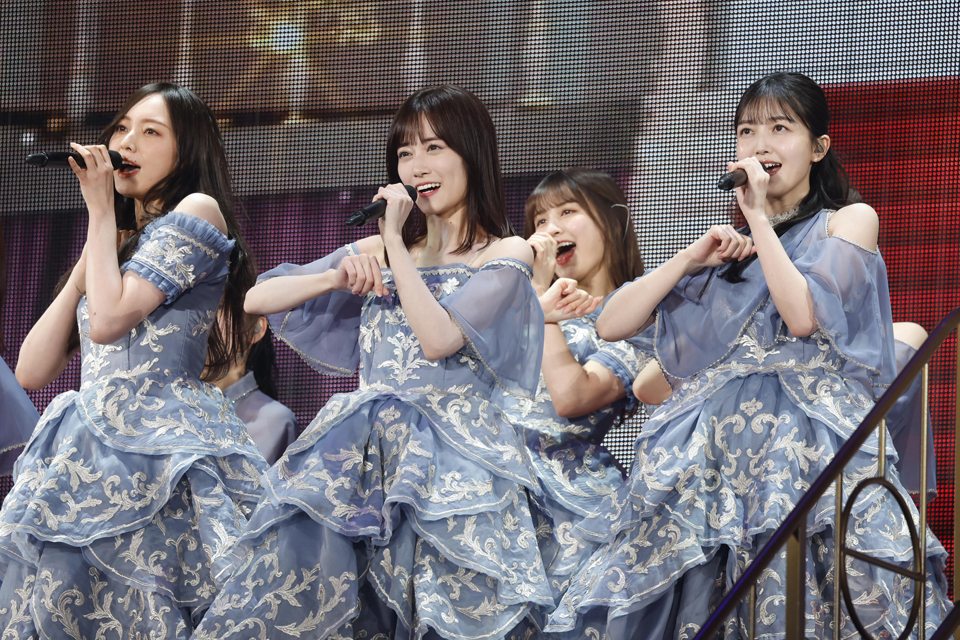 パフォーマンスする乃木坂46の（前列左から）梅澤美波、山下美月、久保史緒里