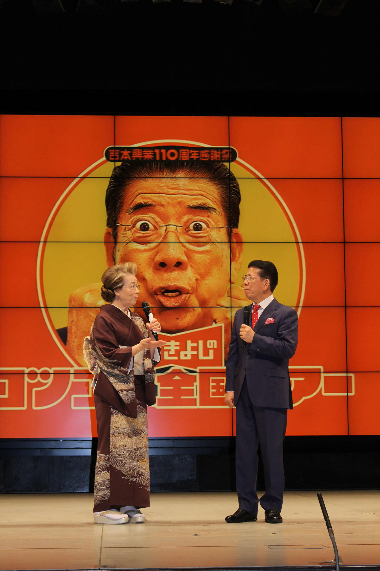 公演終了後、新たなツアーを発表した西川きよし（右）とヘレン