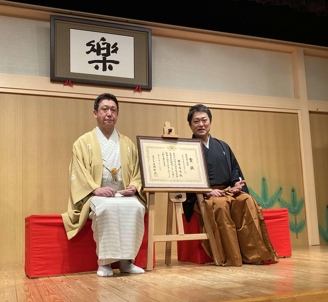 文化庁芸術祭大賞受賞を記念し、天満天神繁昌亭で昼席トリを務める林家菊丸（右）と、兄弟子の染二（撮影・村上久美子）