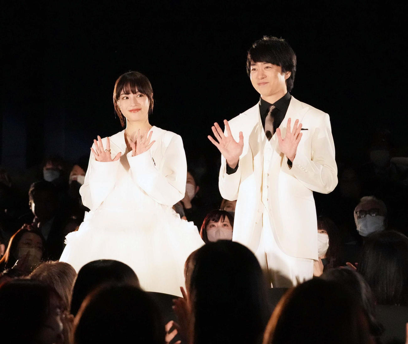 映画「ネメシス　黄金螺旋の謎」ジャパンプレミアの舞台あいさつに臨む広瀬すず（左）と櫻井翔（撮影・小沢裕）