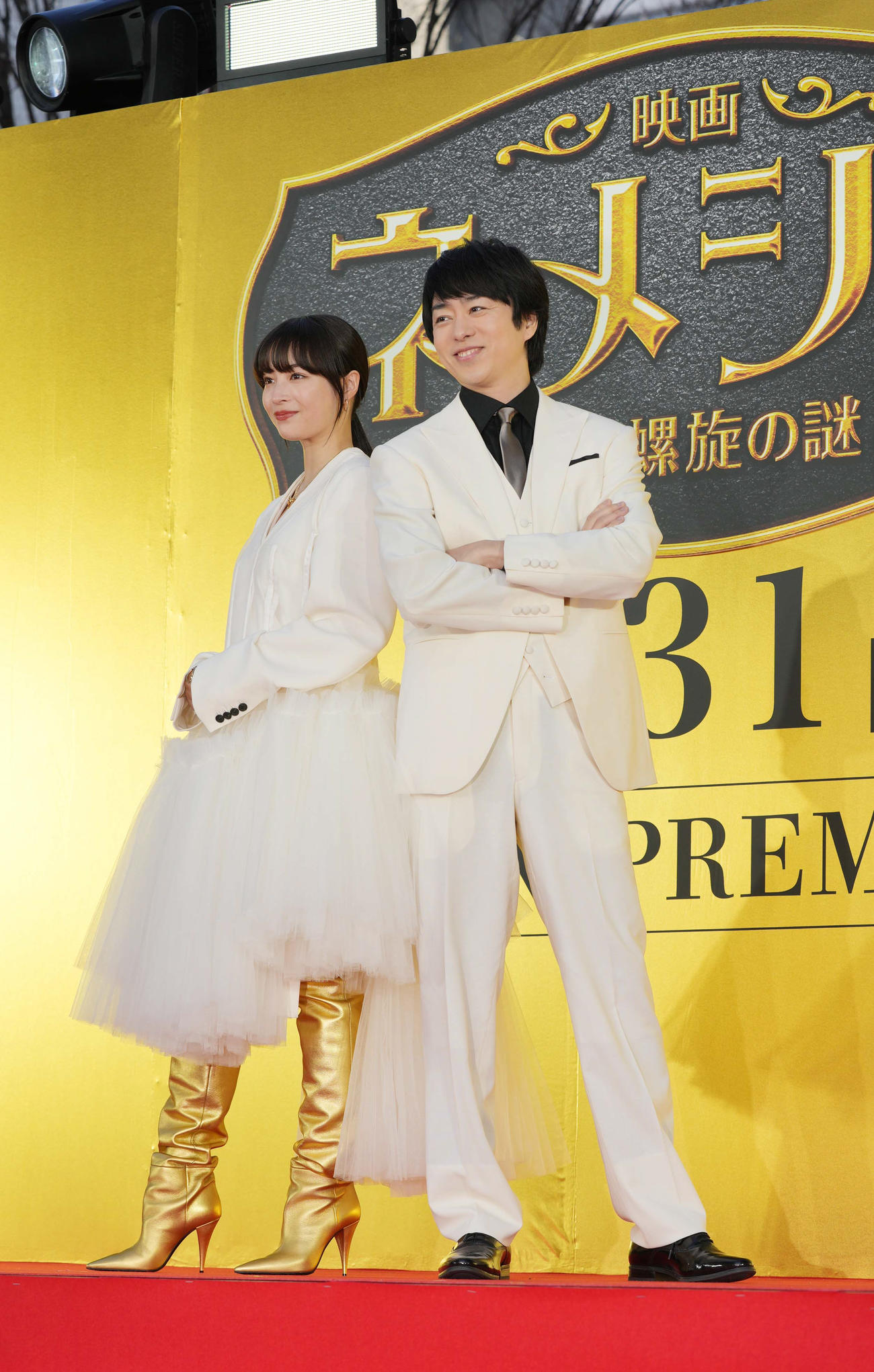 映画「ネメシス～黄金螺旋の謎～」ジャパンプレミアのレッドカーペットイベントでポーズを決める広瀬すず（左）と櫻井翔（撮影・小沢裕）