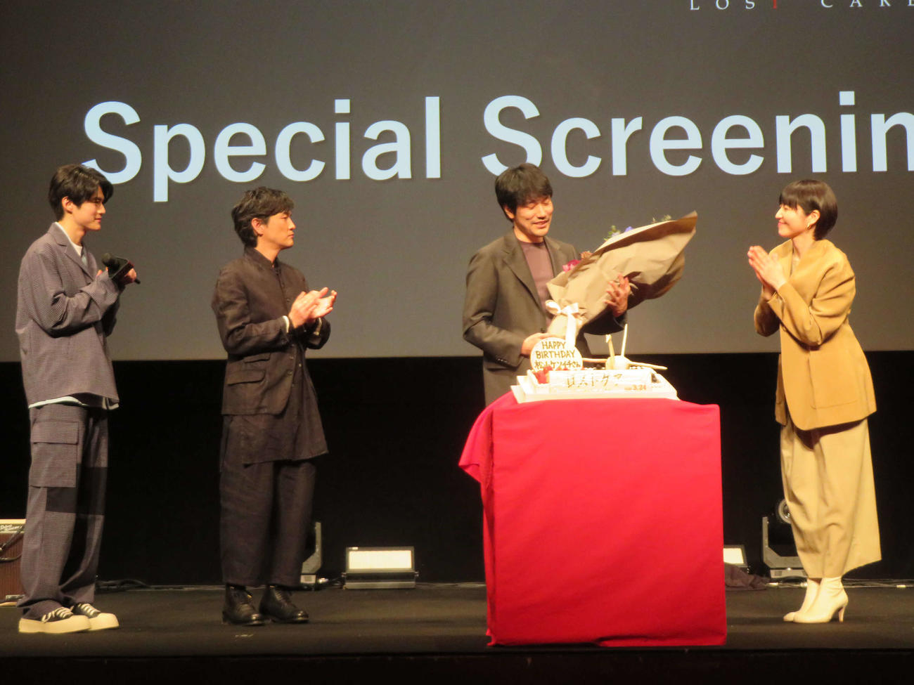 映画「ロストケア」イベントで松山ケンイチ（中央）を祝福する、左から鈴鹿央士、森山直太朗、1人おいて長澤まさみ（撮影・村上幸将）