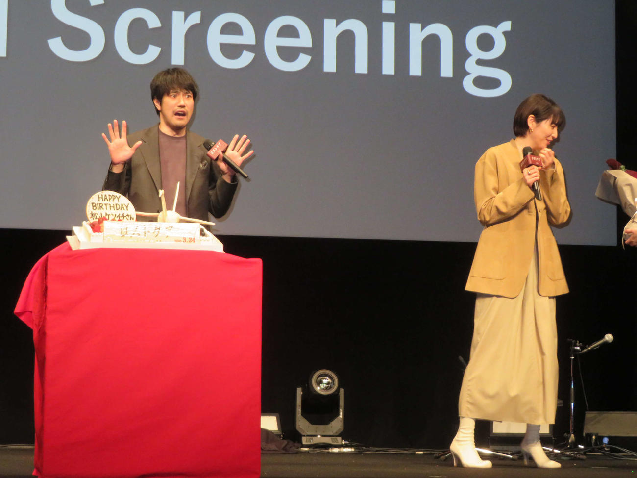 映画「ロストケア」イベントでサプライズでバースデーケーキを贈られ、驚く松山ケンイチと長澤まさみ（撮影・村上幸将）