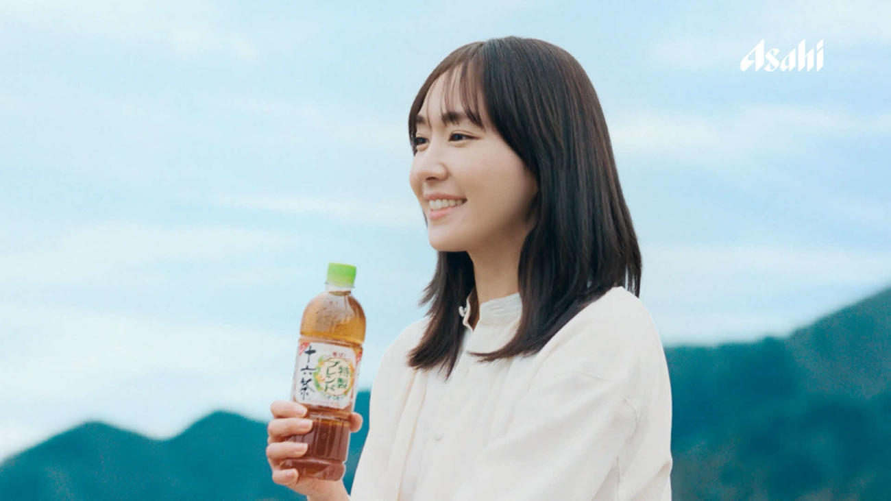 「アサヒ　十六茶」の新CMに出演する新垣結衣