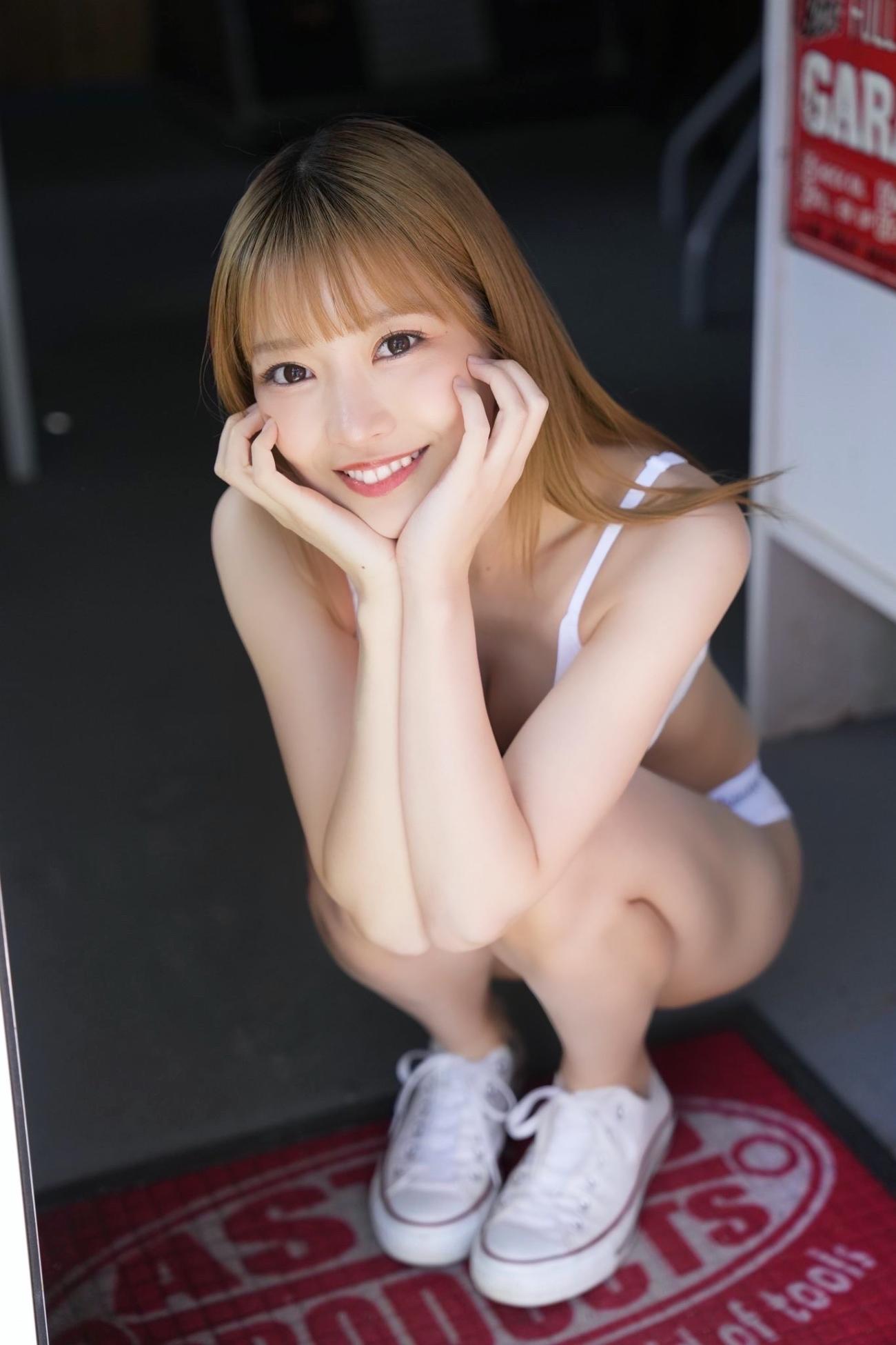 「週刊プレイボーイ」で全員で表紙を飾った＃ババババンビ吉沢朱音（C）集英社／週刊プレイボーイ／撮影・LUCKMAN　藤本和典