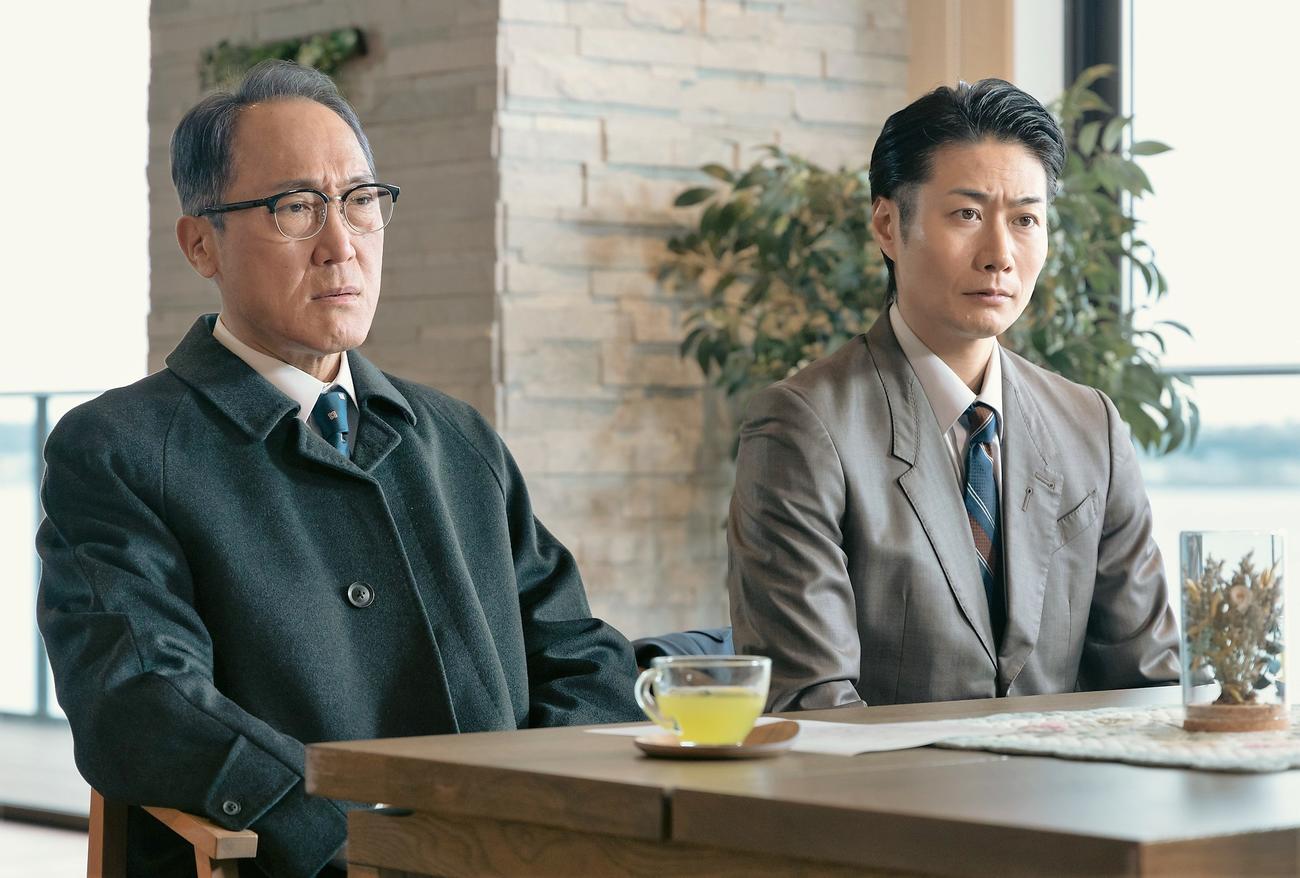 フジテレビ「スタンドUPスタート」に出演する佐野史郎（左）、戸次重幸（C）フジテレビ