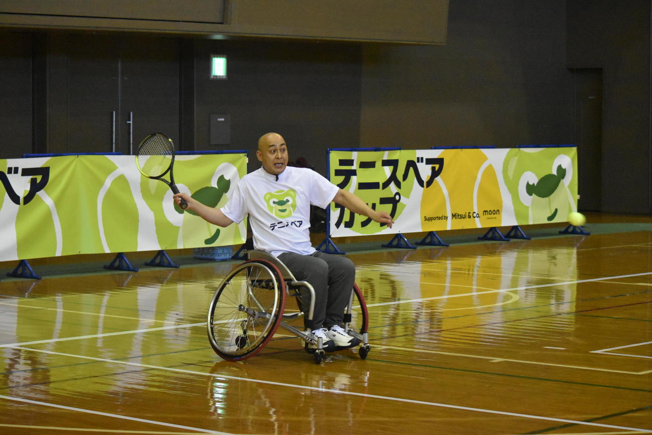 車いすテニスに初挑戦する錦鯉長谷川雅紀
