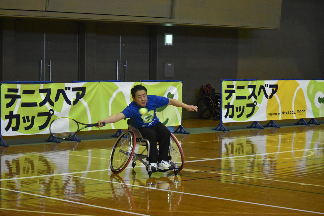車いすテニスに初挑戦する錦鯉渡辺隆