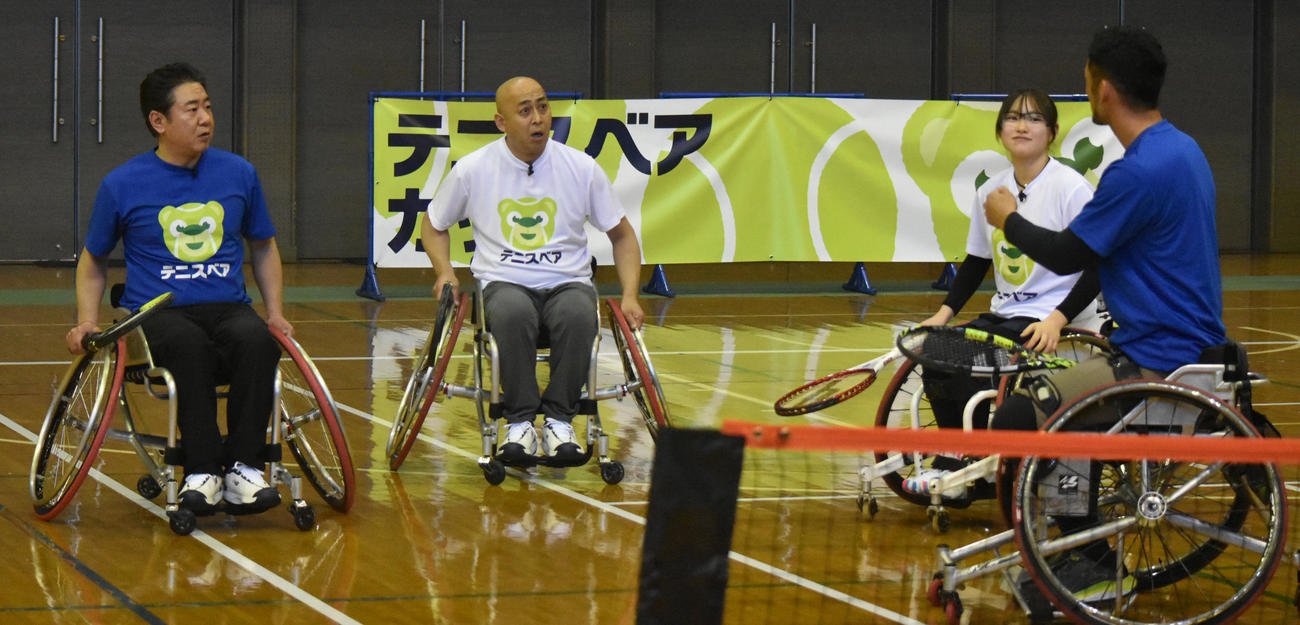 荒井大輔選手と高室侑舞選手から指導を受ける、車いすテニスに初挑戦の錦鯉