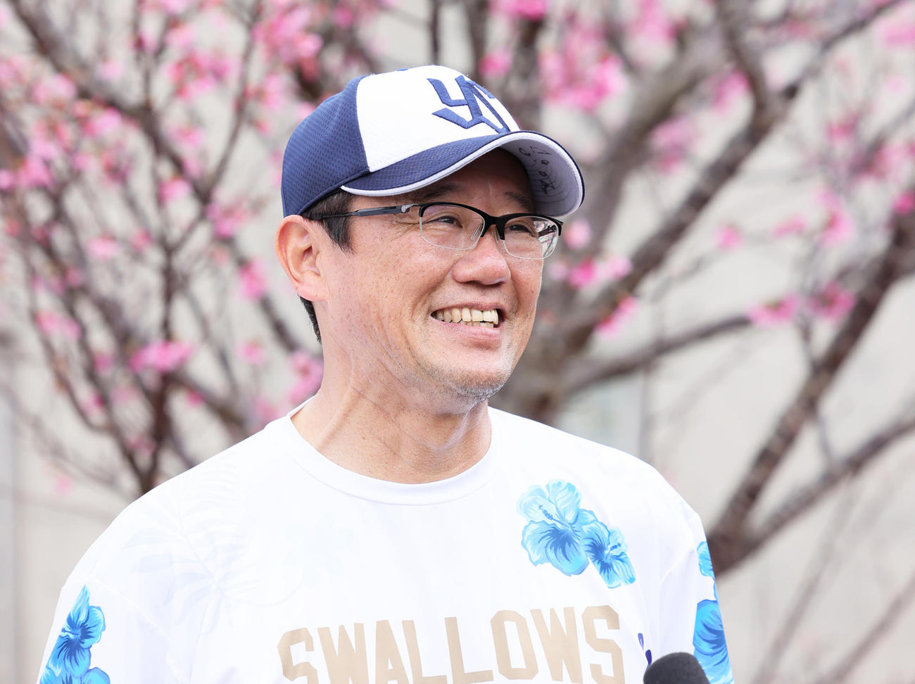 23年2月、ヤクルトキャンプで取材を受ける古田臨時コーチ