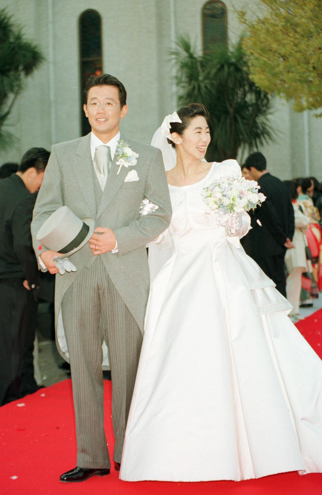 95年12月、結婚式を挙げた古田敦也氏と美穂夫人