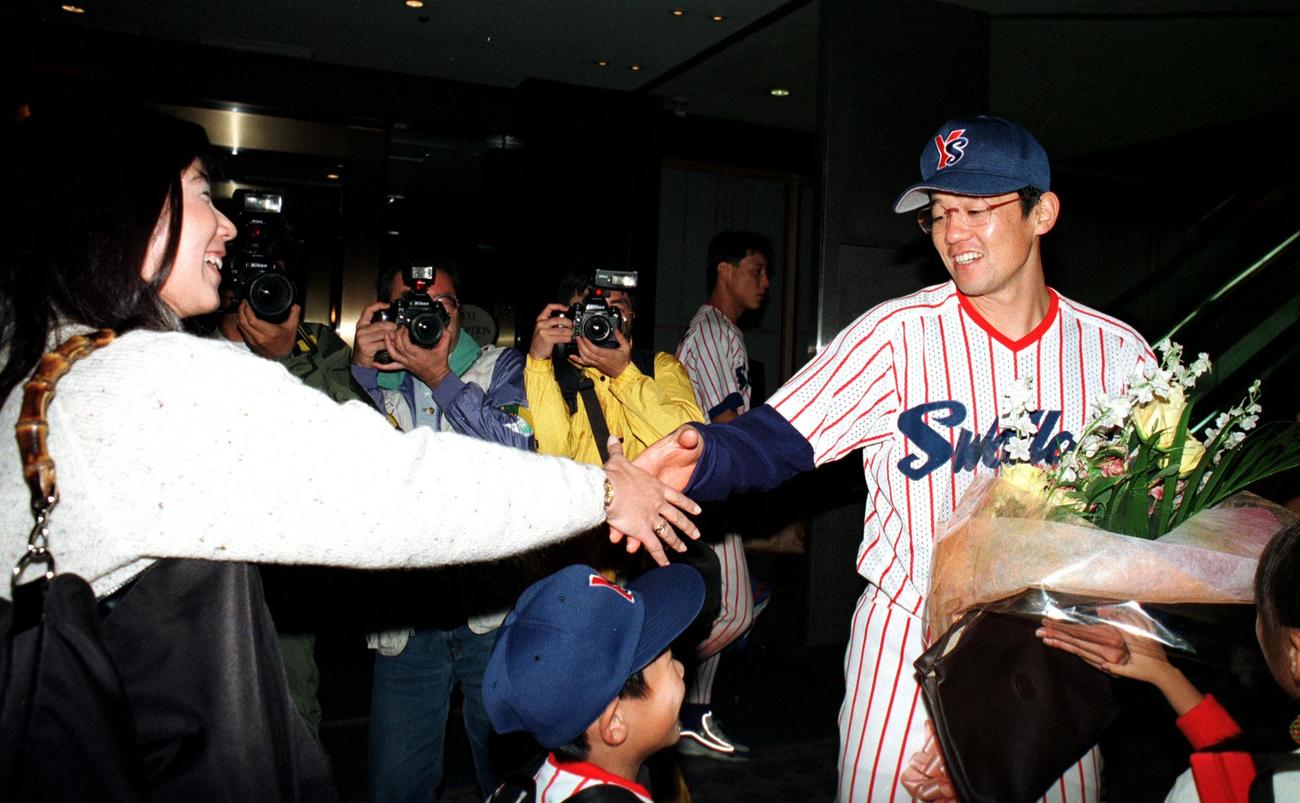 日本一祝勝会会場で中井美穂と握手をかわす古田敦也（97年10月23日撮影）