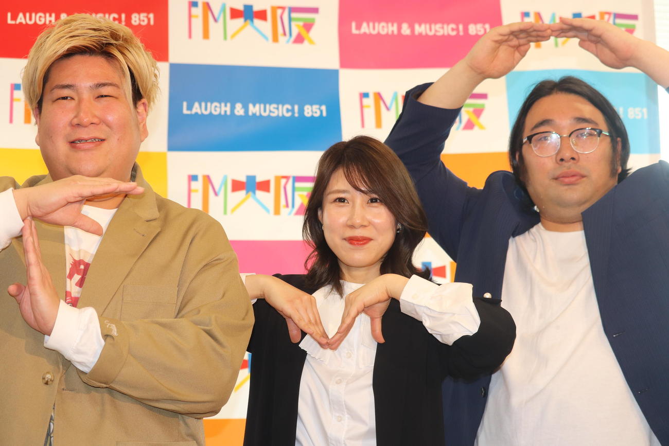「よしもとラジオ高校～らじこー」の火曜日を担当する3人。左からビスケットブラザーズきん、みぃ、ビスケットブラザーズ原田泰雅（撮影・竹本穂乃加）