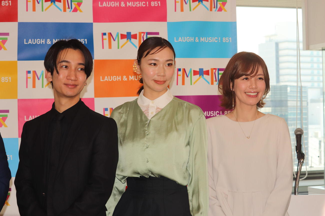 FM大阪で新番組を担当する3人。左から桜井雅斗、中島静香、三浦茉莉（撮影・竹本穂乃加）