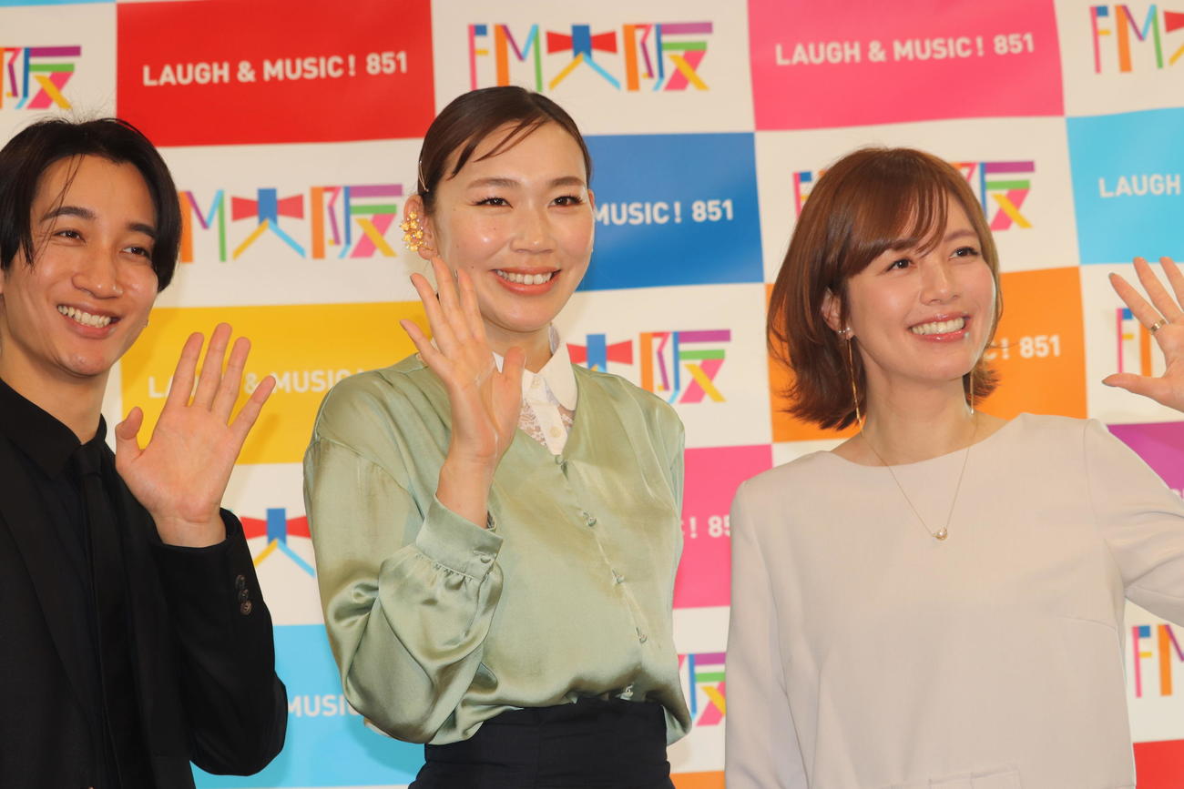 FM大阪で新番組を担当する3人。左から桜井雅斗、中島静香、三浦茉莉（撮影・竹本穂乃加）