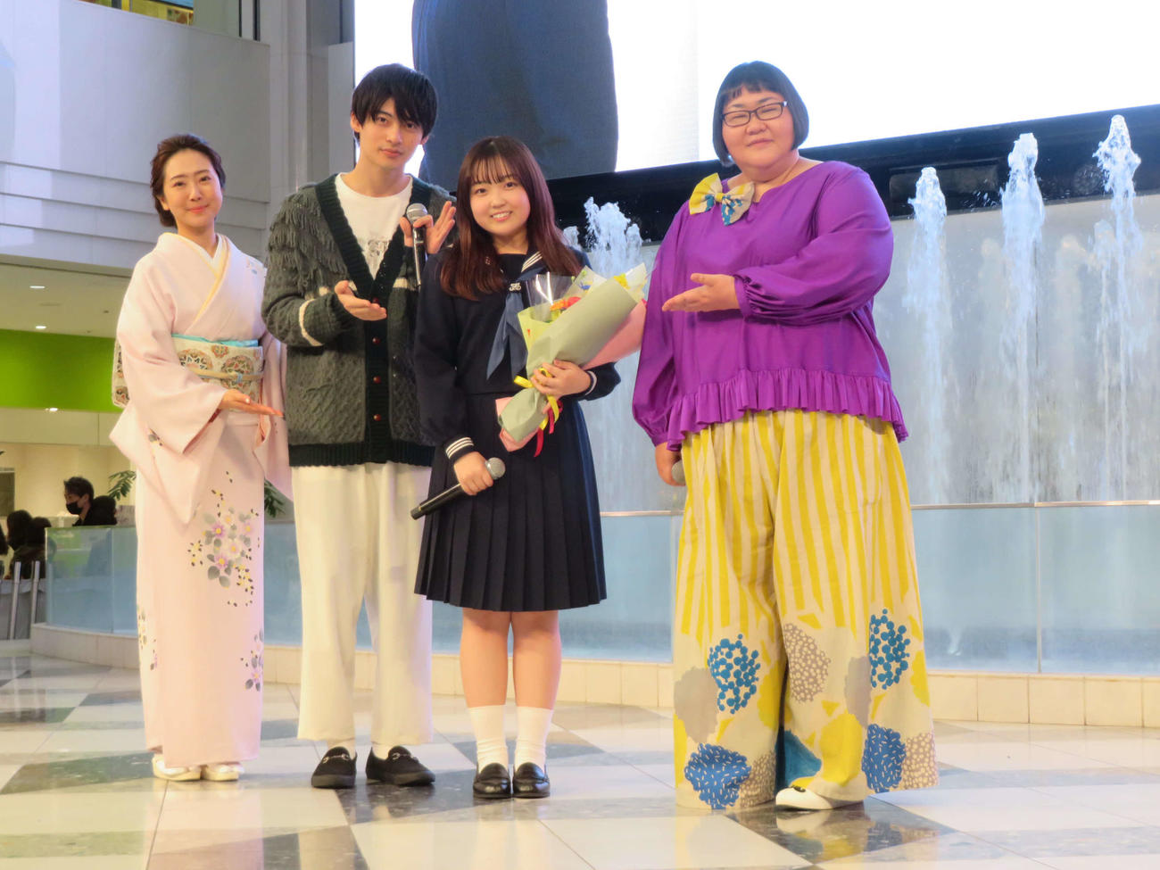 東京で初のミニライブを開いた舞乃空（左から3人目）と祝福する、左から羽山みずき、平田雄也、1人おいて安藤なつ（撮影・村上幸将）